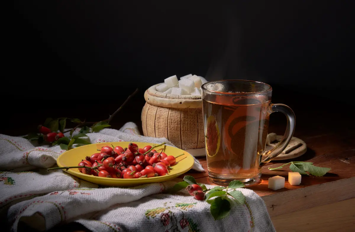 Tazza di tè su un tavolo vicino a una finestra, atmosfera calma